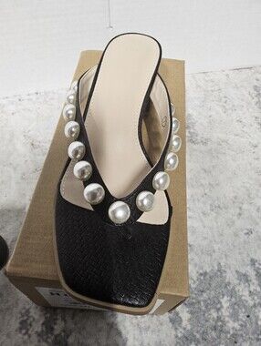 NWOT Size 7 Coutgo Women Black Pearl-Embellished Thong Sandal with Pearl Accents